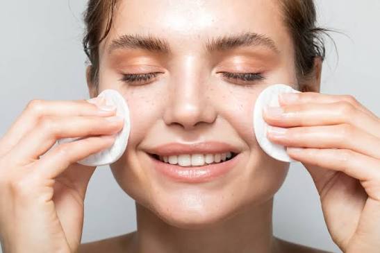 Best Ways to Keep Foundation from Melting in Hot Weather Using Setting Spray