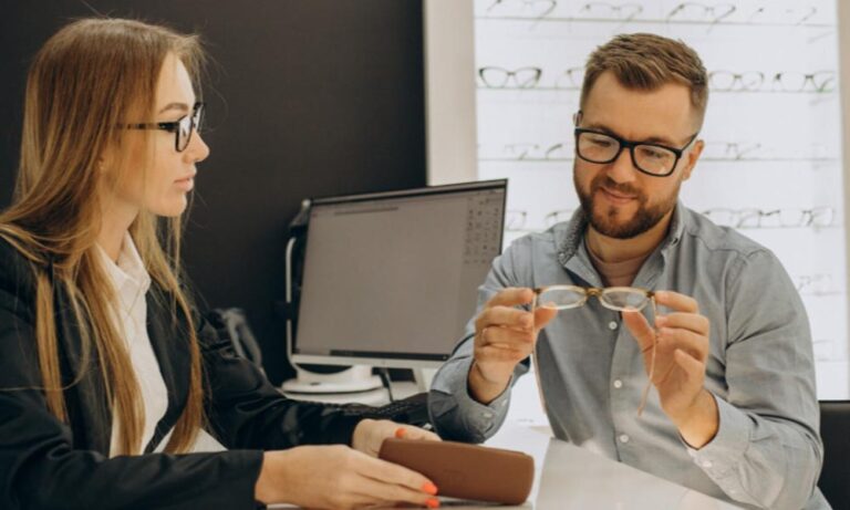 Rimless Glasses vs. Thick-Rimmed Glasses: Choosing the Perfect Eyewear Style