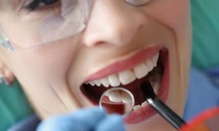 Sweet Treats and Toothaches: When to Call an Emergency Dentist Fast